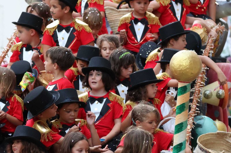 Les carrosses de Gata omplin el recorregut d’enginy, confeti,… i crítiques per l’entrada de bous “sorpresa” Les carrosses de Gata omplin el recorregut d’enginy, confeti,… i crítiques per l’entrada de bous “sorpresa”